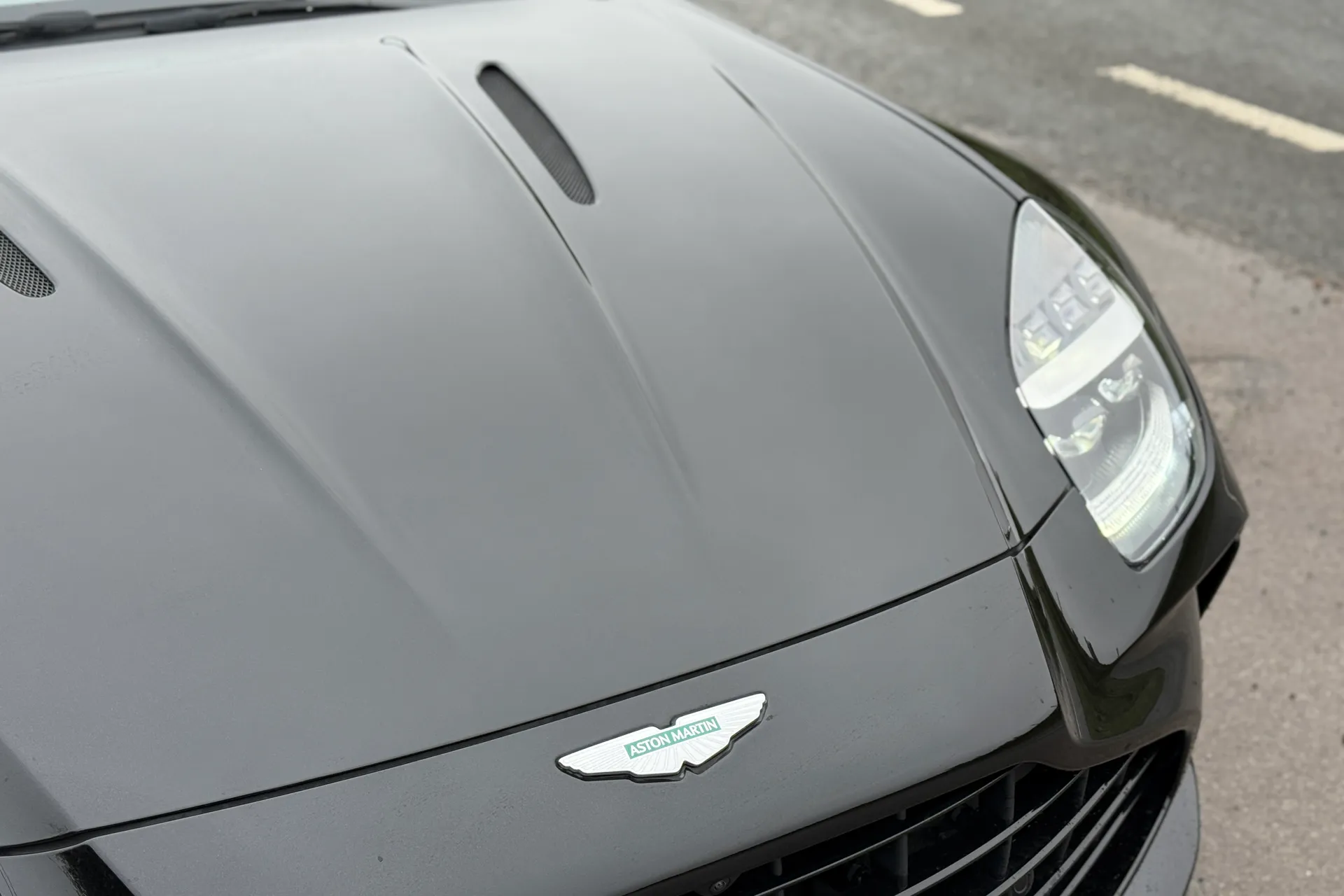Aston Martin Vantage thumbnail image number 34