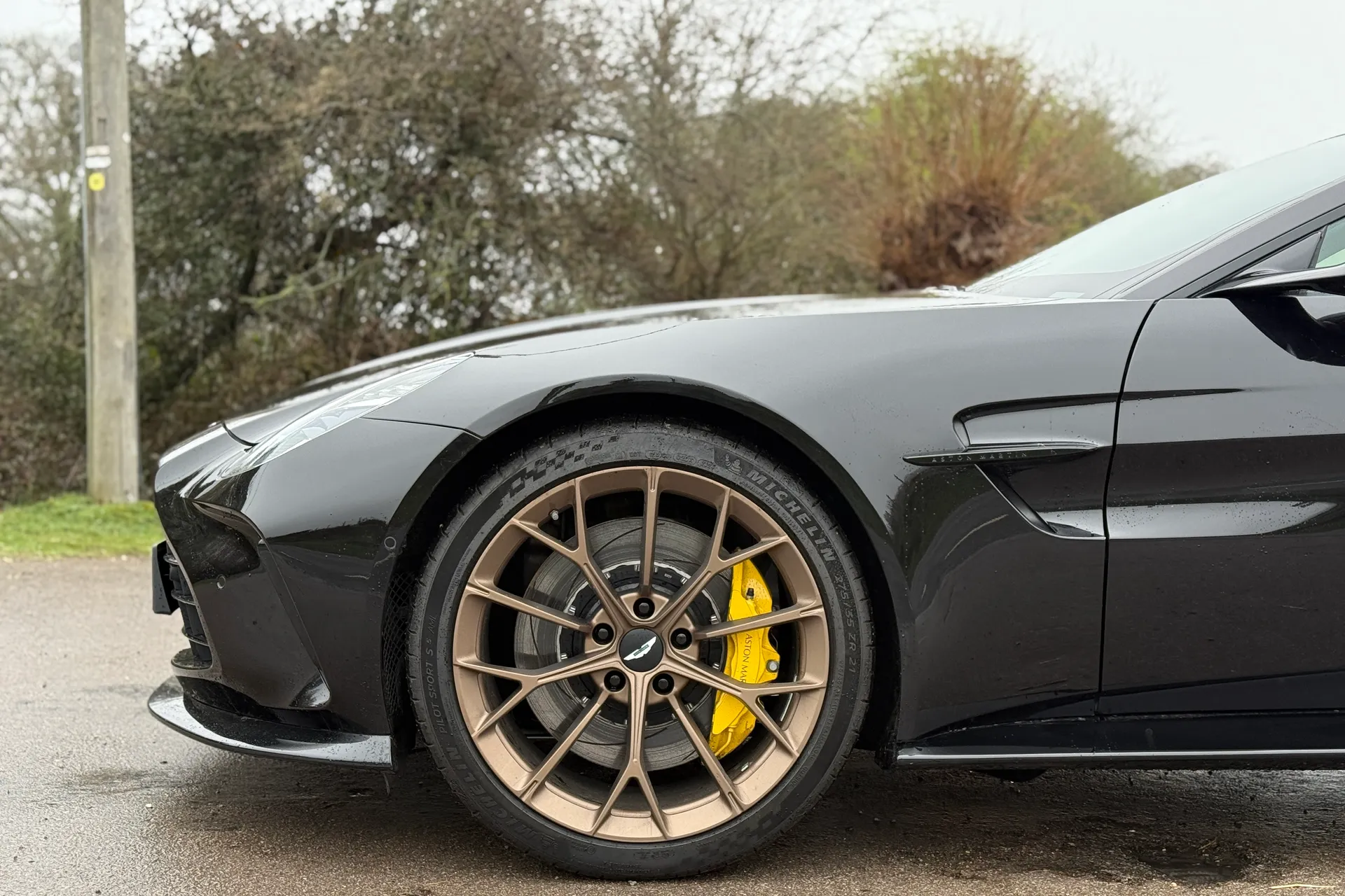 Aston Martin Vantage thumbnail image number 31