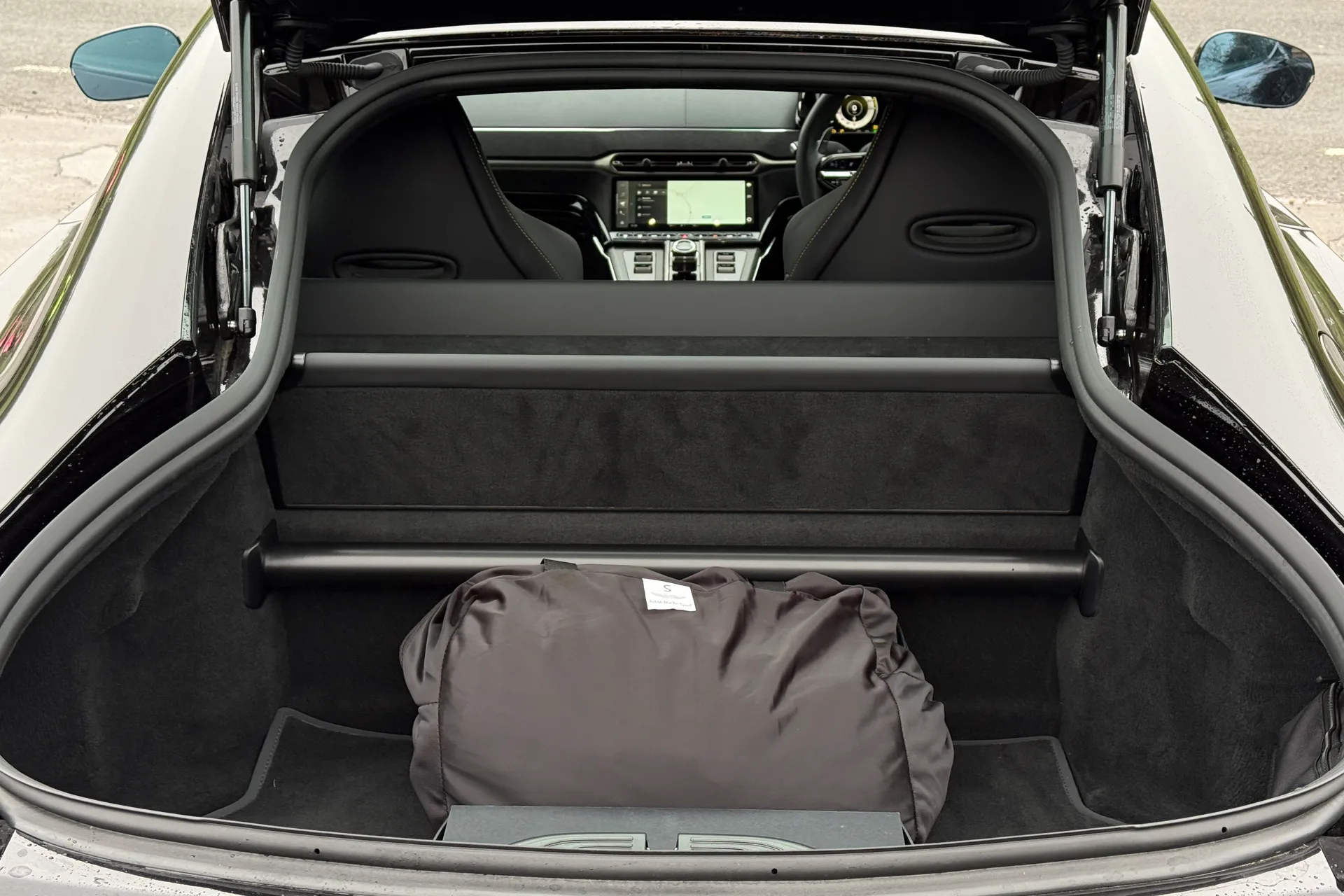 Aston Martin Vantage thumbnail image number 26