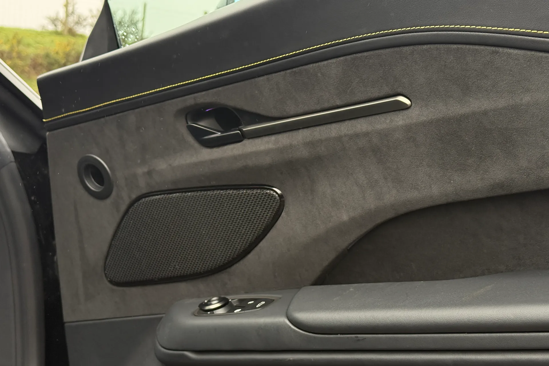 Aston Martin Vantage thumbnail image number 28