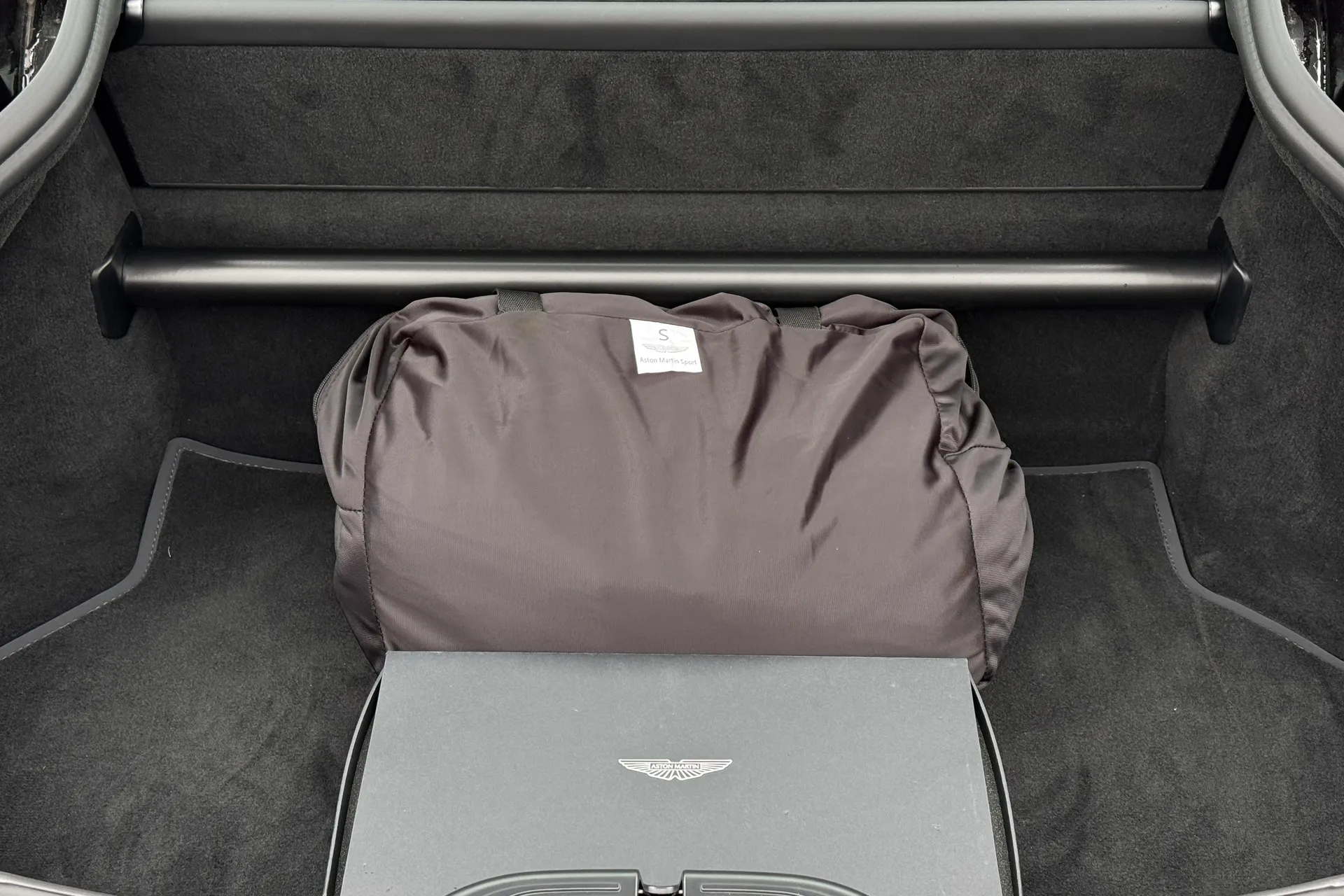 Aston Martin Vantage thumbnail image number 25