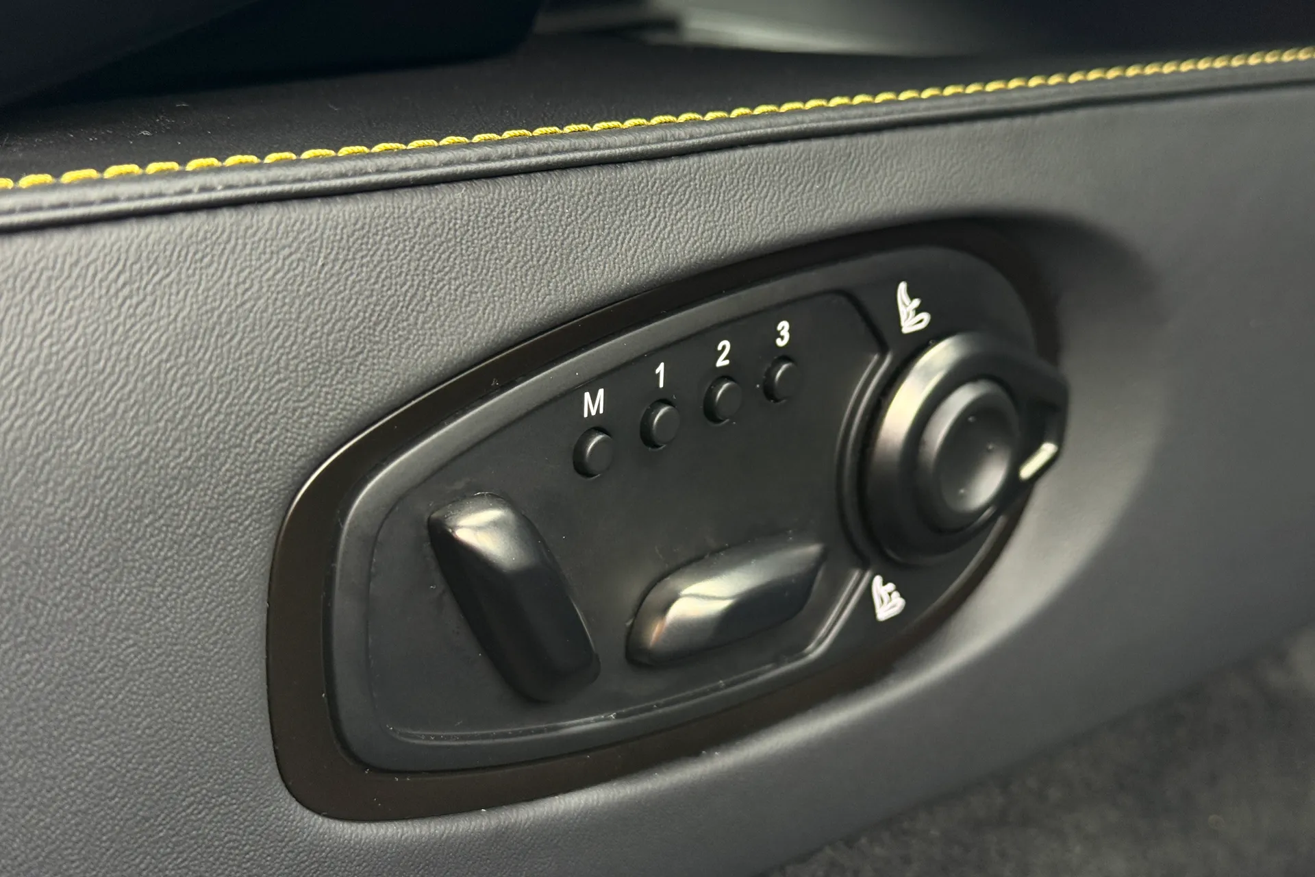 Aston Martin Vantage thumbnail image number 12