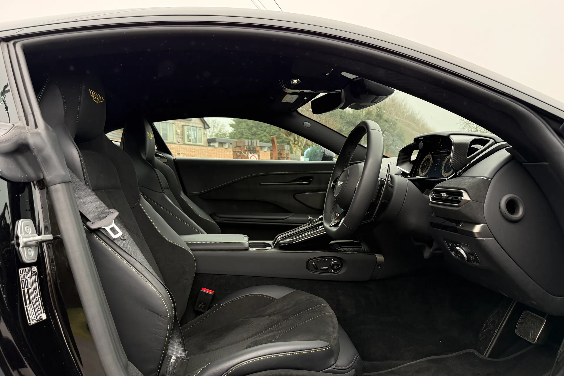 Aston Martin Vantage thumbnail image number 9