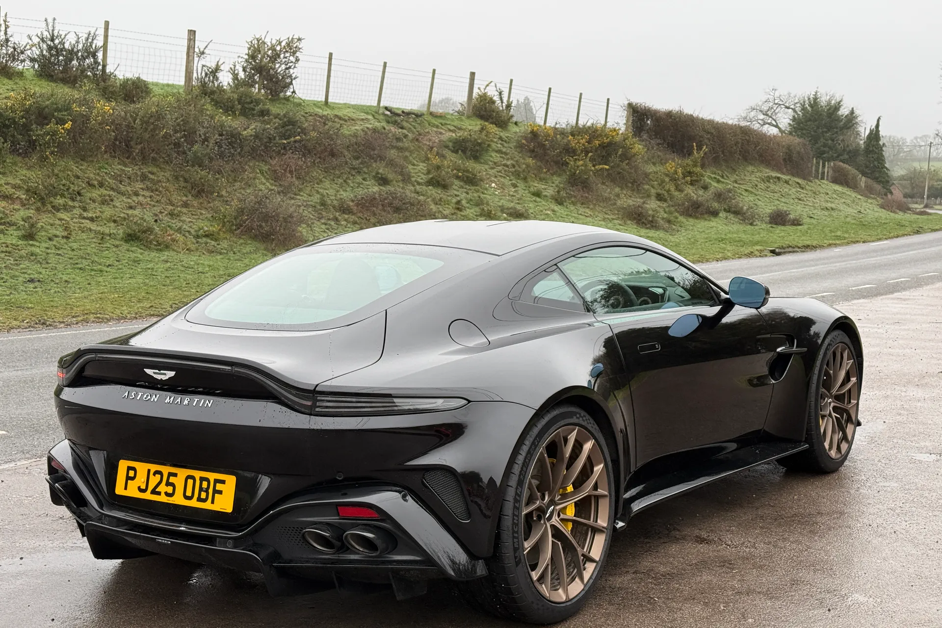 Aston Martin Vantage thumbnail image number 30