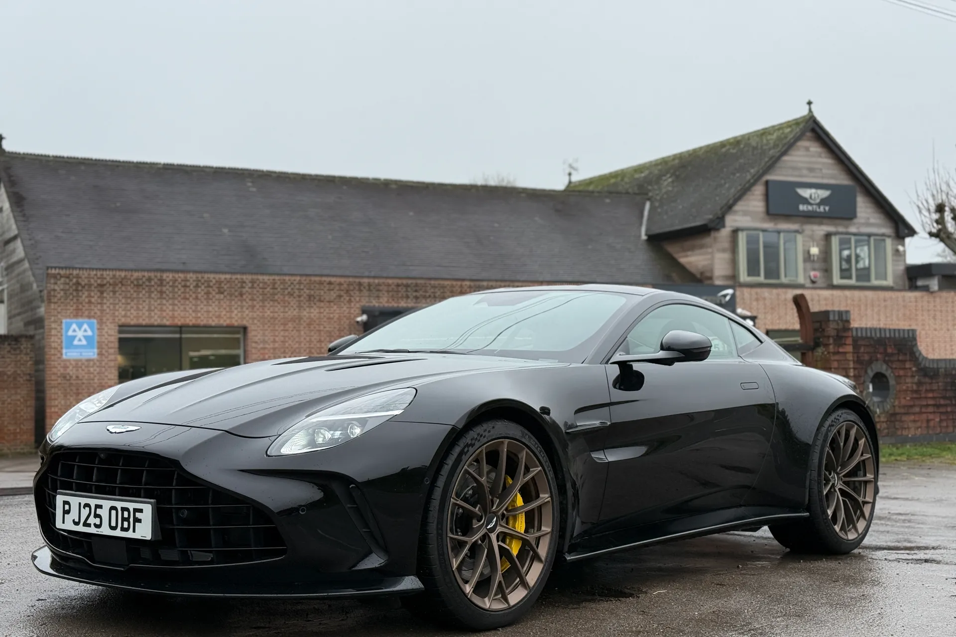 Aston Martin Vantage thumbnail image number 32