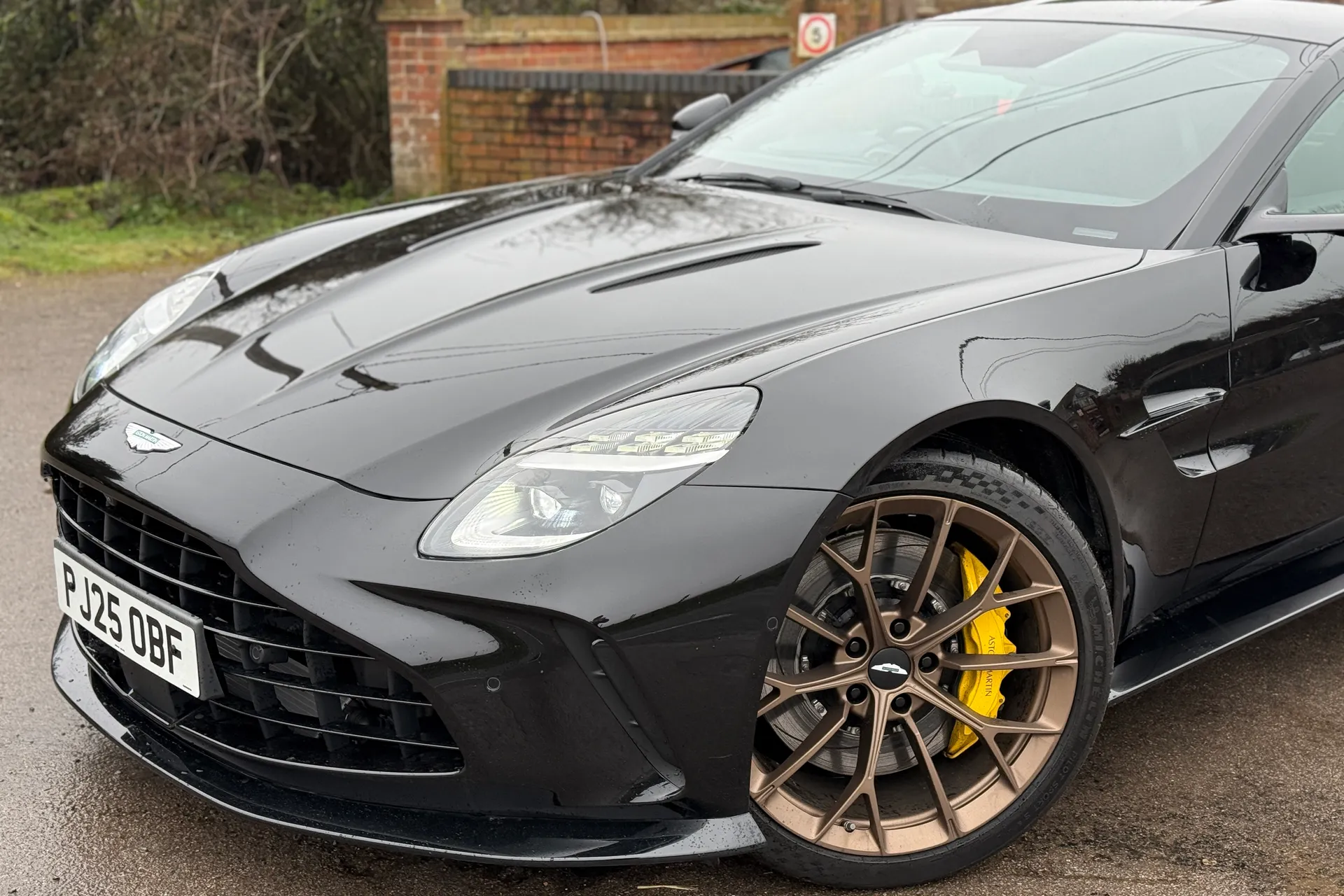 Aston Martin Vantage thumbnail image number 27