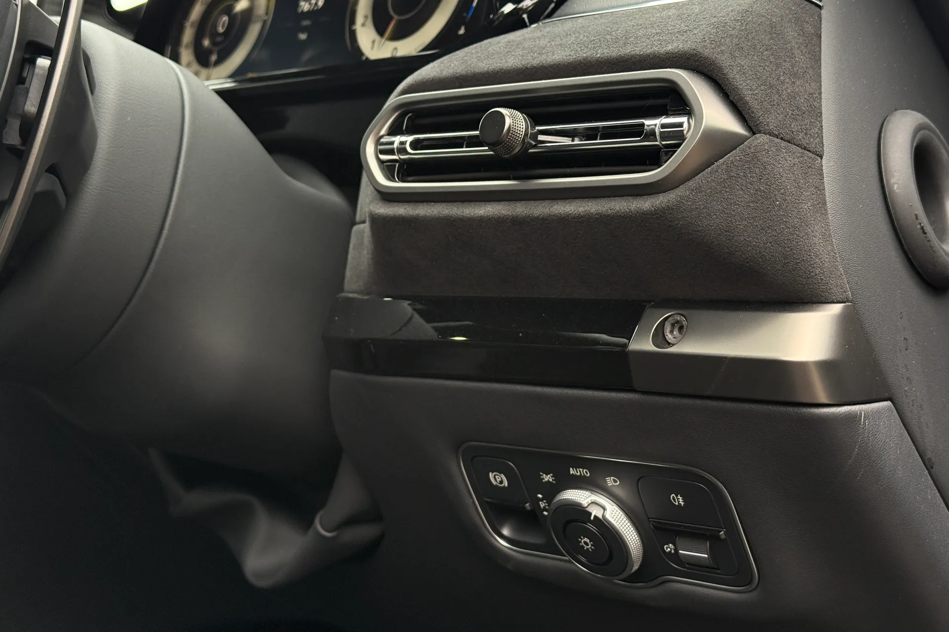 Aston Martin Vantage thumbnail image number 18