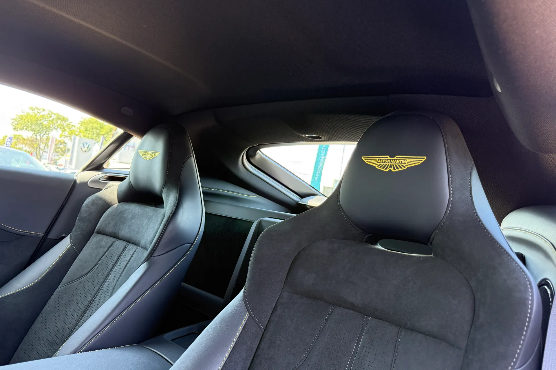Aston Martin Vantage thumbnail image number 28