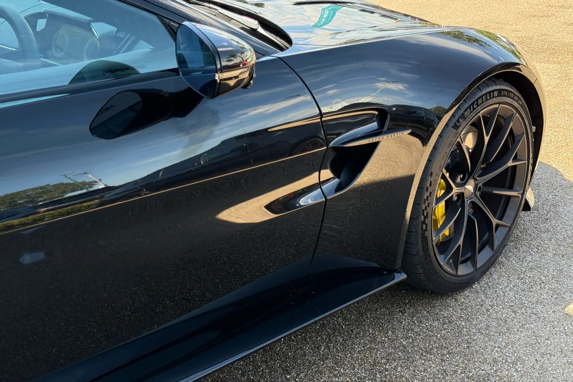 Aston Martin Vantage thumbnail image number 10