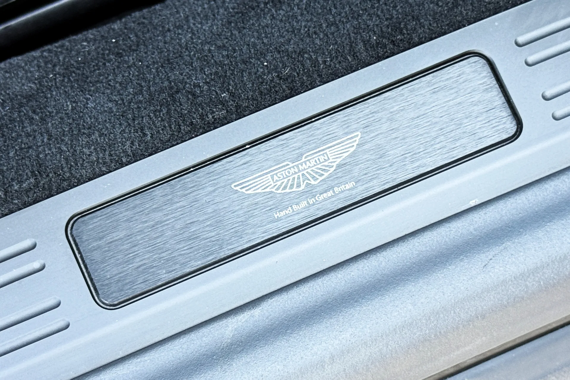 Aston Martin Vantage thumbnail image number 21
