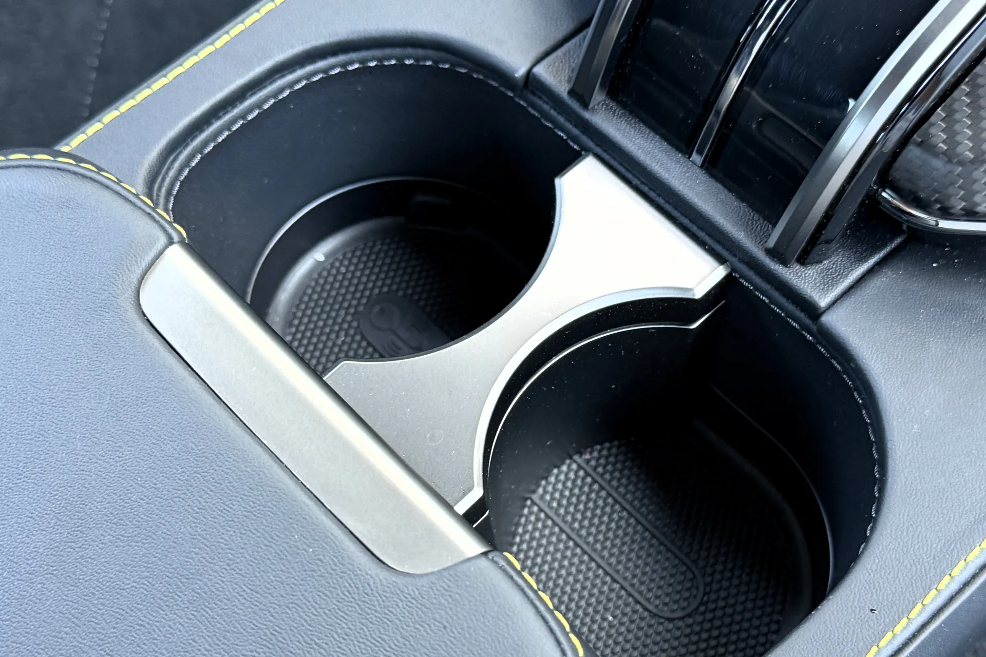 Aston Martin Vantage thumbnail image number 35