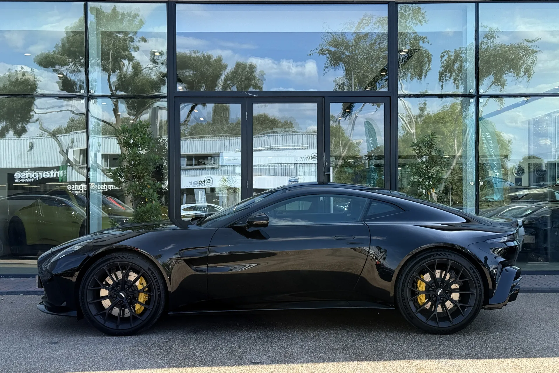 Aston Martin Vantage thumbnail image number 48
