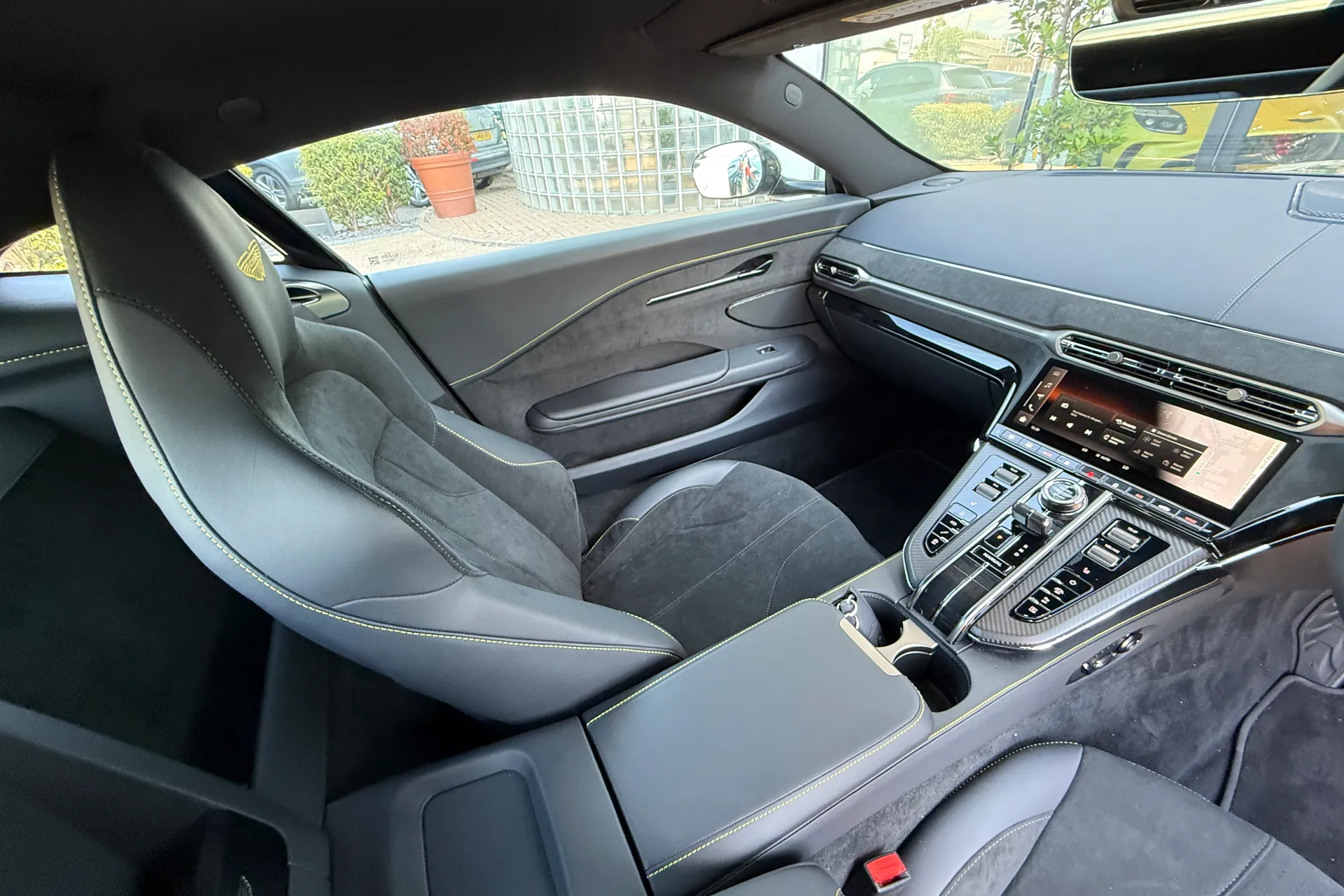 Aston Martin Vantage thumbnail image number 23