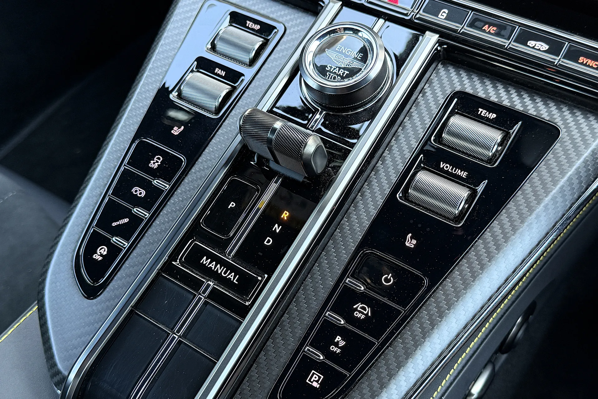 Aston Martin Vantage thumbnail image number 33
