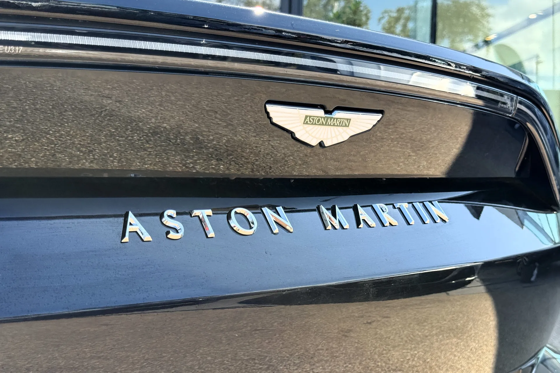 Aston Martin Vantage thumbnail image number 15