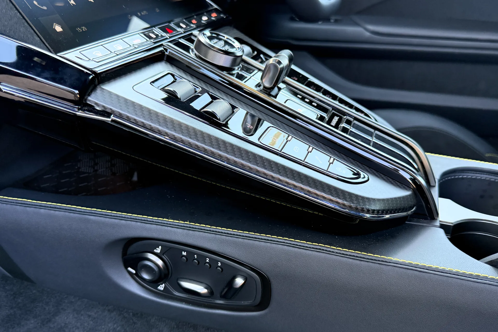 Aston Martin Vantage thumbnail image number 30