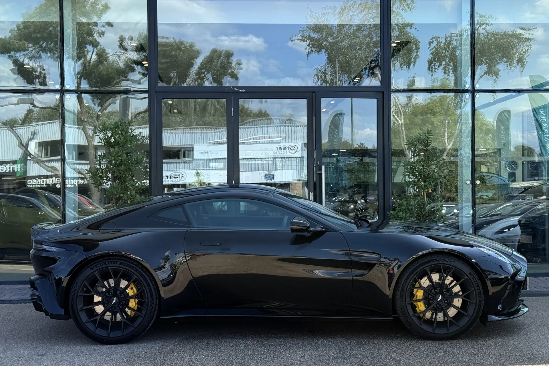 Aston Martin Vantage thumbnail image number 2