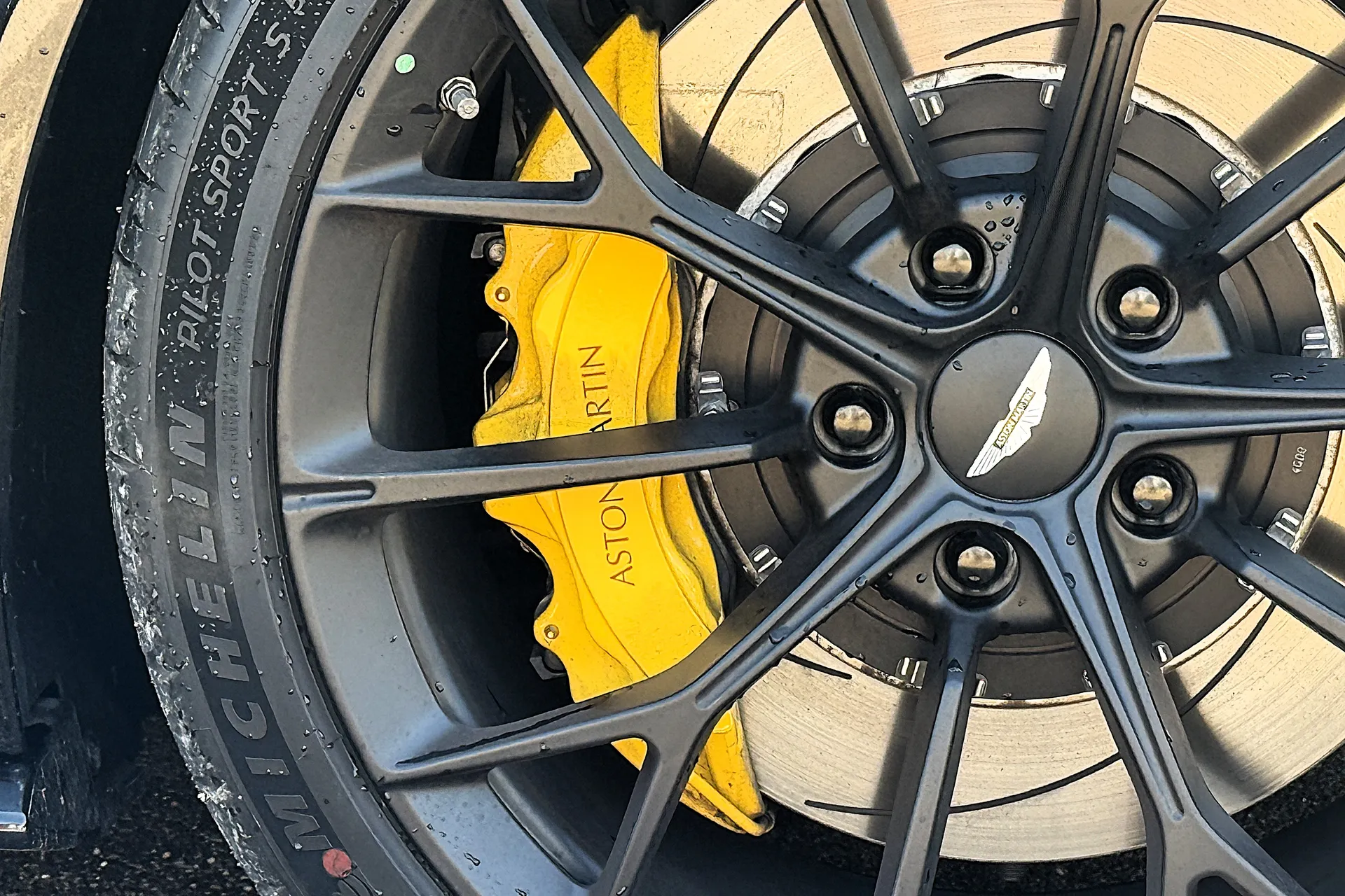 Aston Martin Vantage thumbnail image number 5