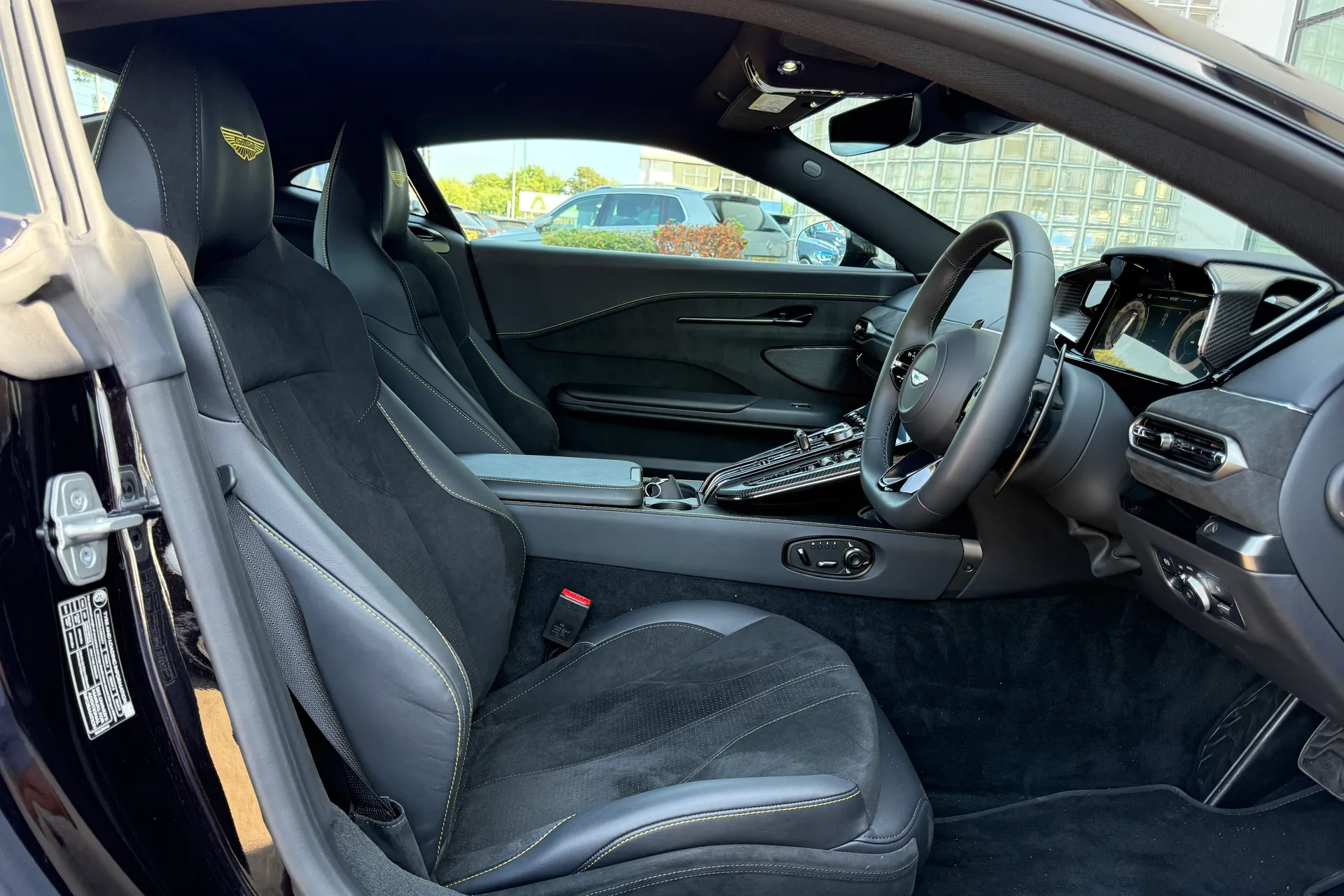 Aston Martin Vantage thumbnail image number 22
