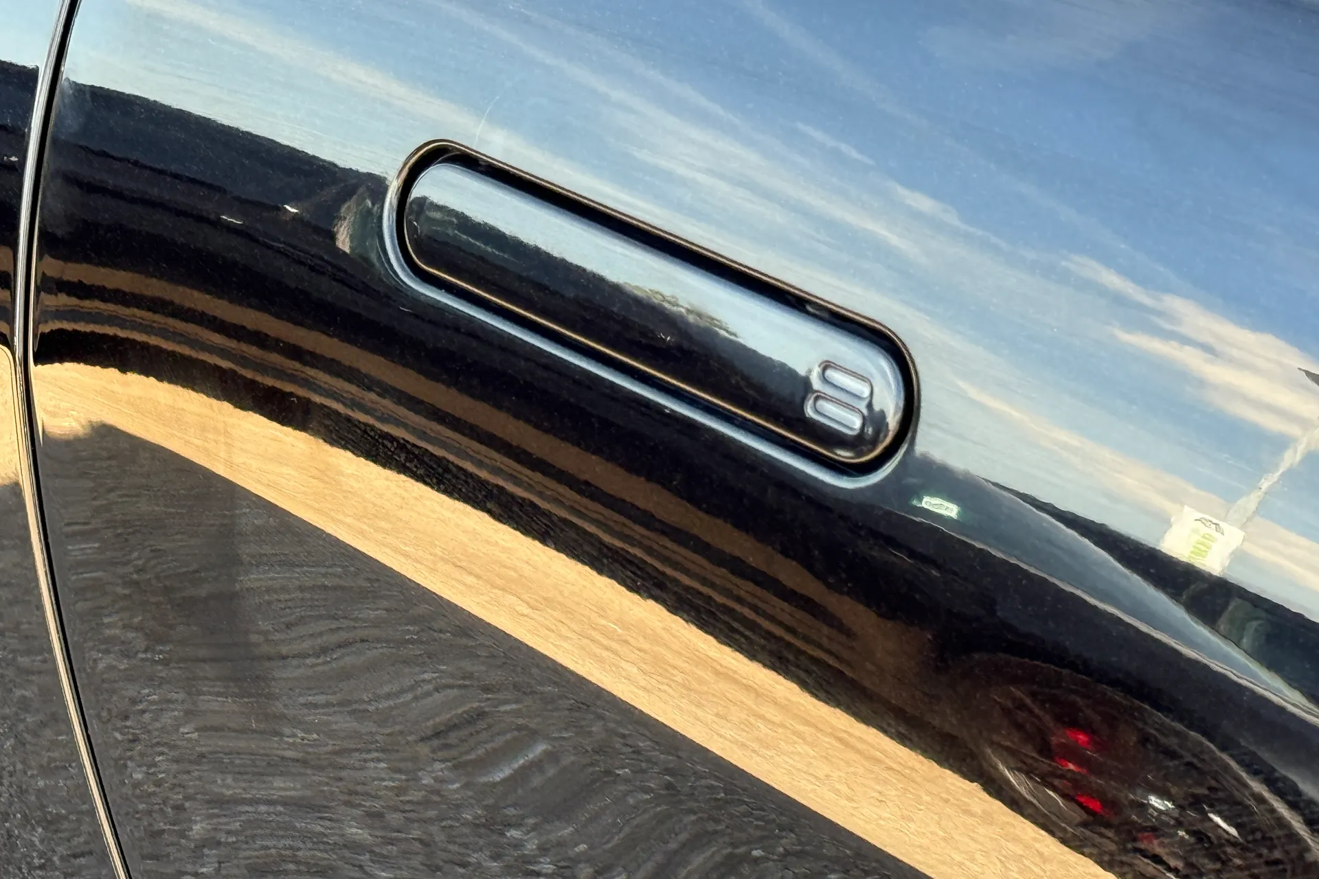 Aston Martin Vantage thumbnail image number 9