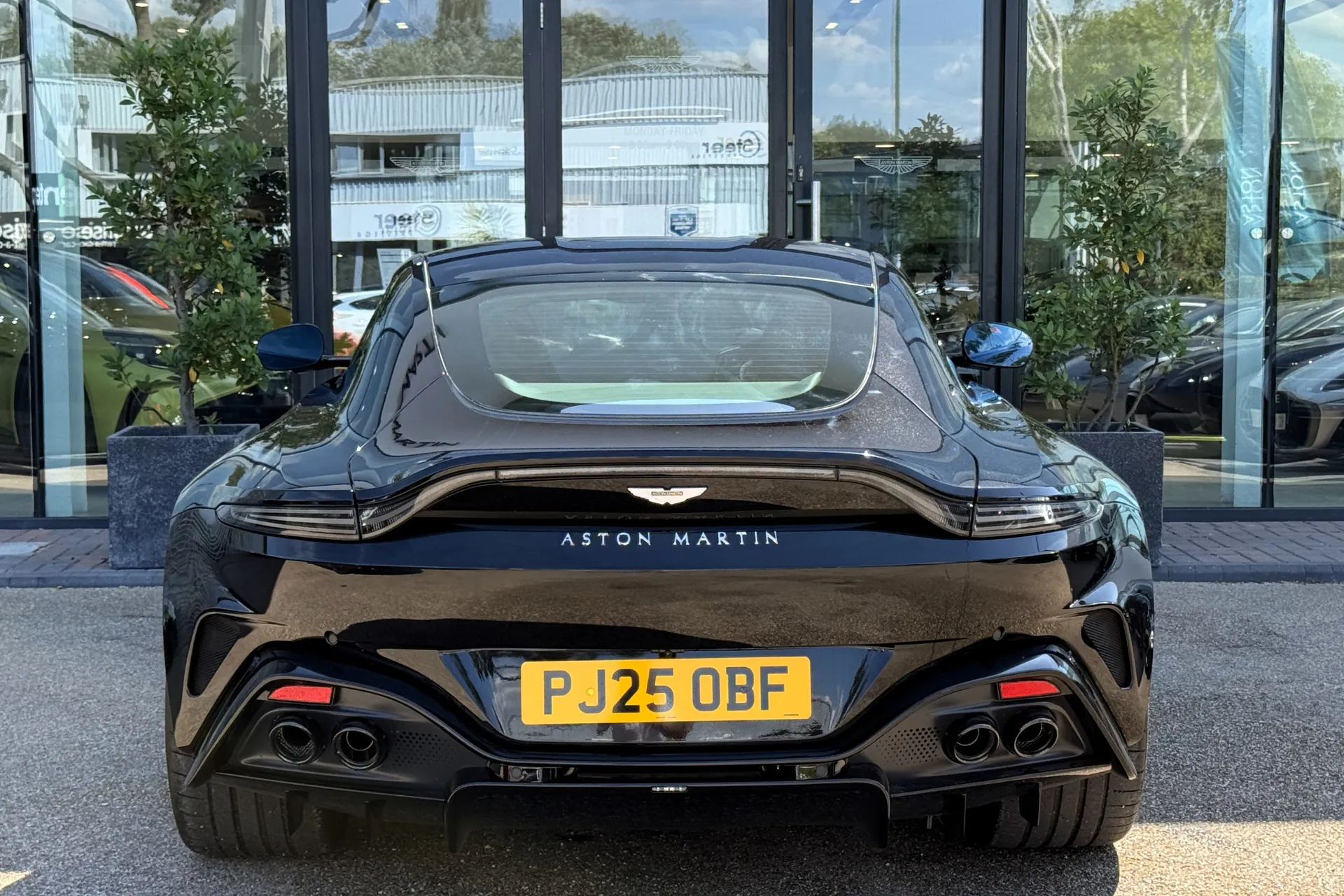 Aston Martin Vantage thumbnail image number 12