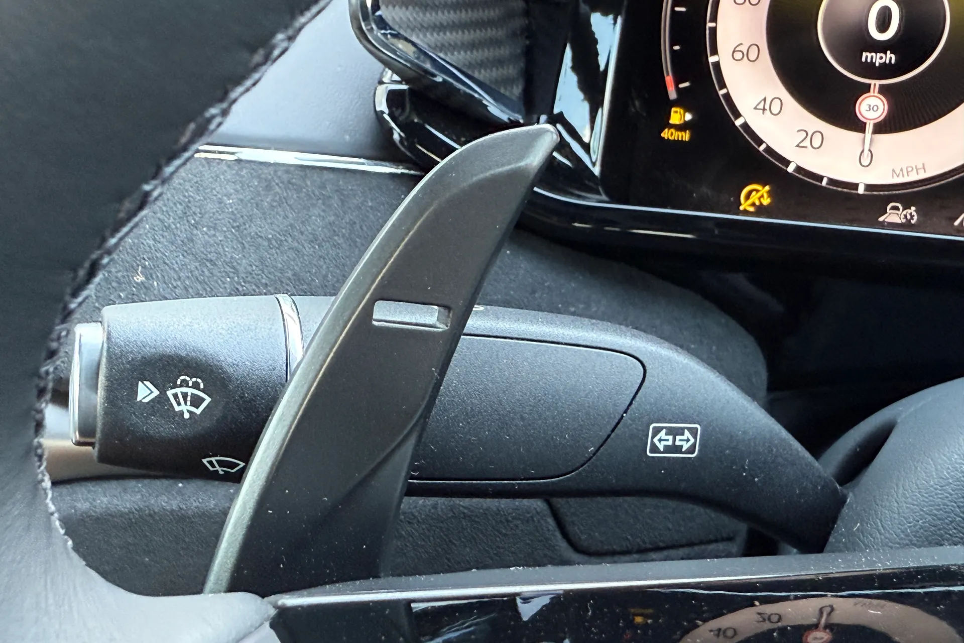 Aston Martin Vantage thumbnail image number 38