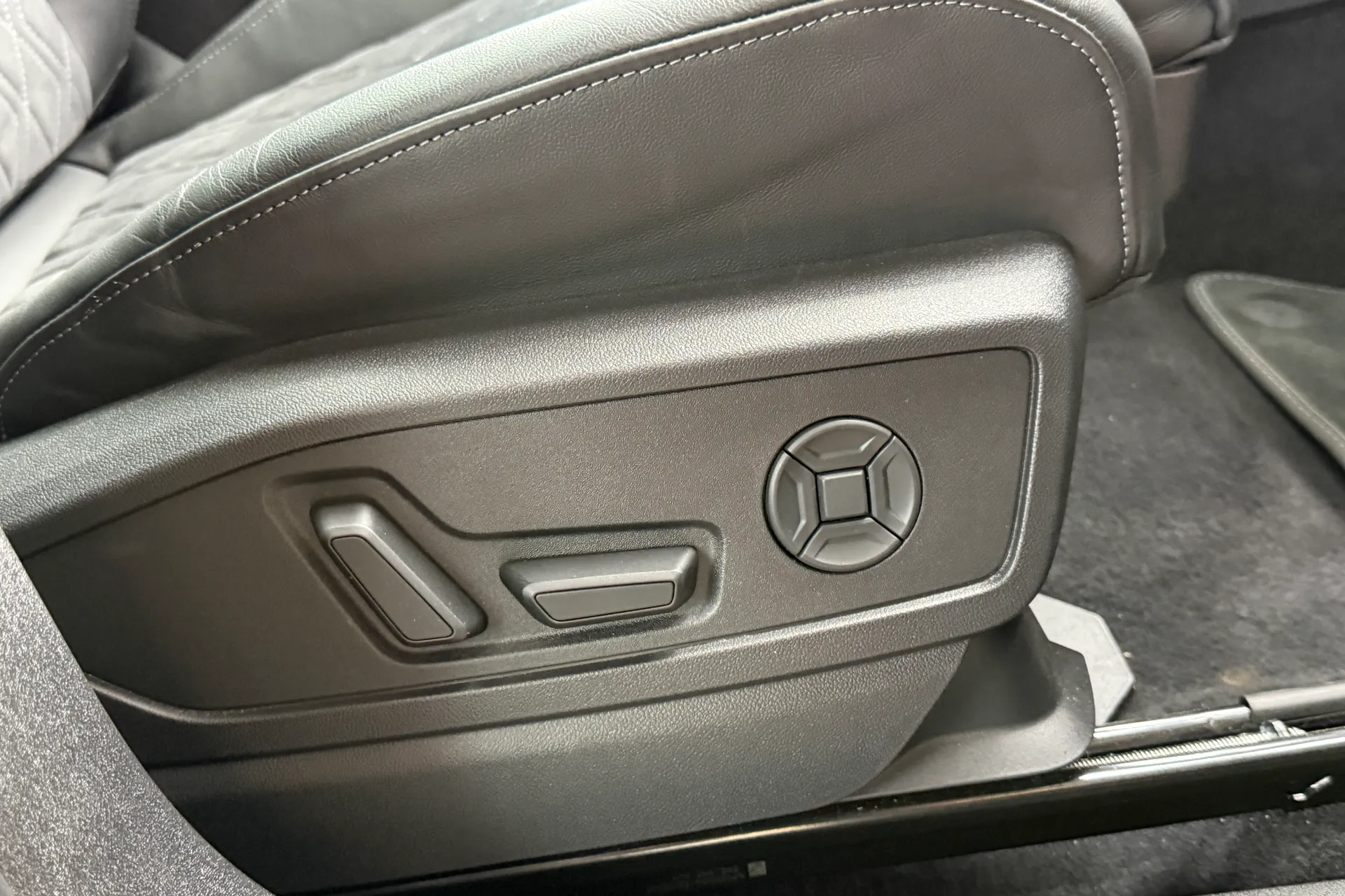 Audi Q5 thumbnail image number 12