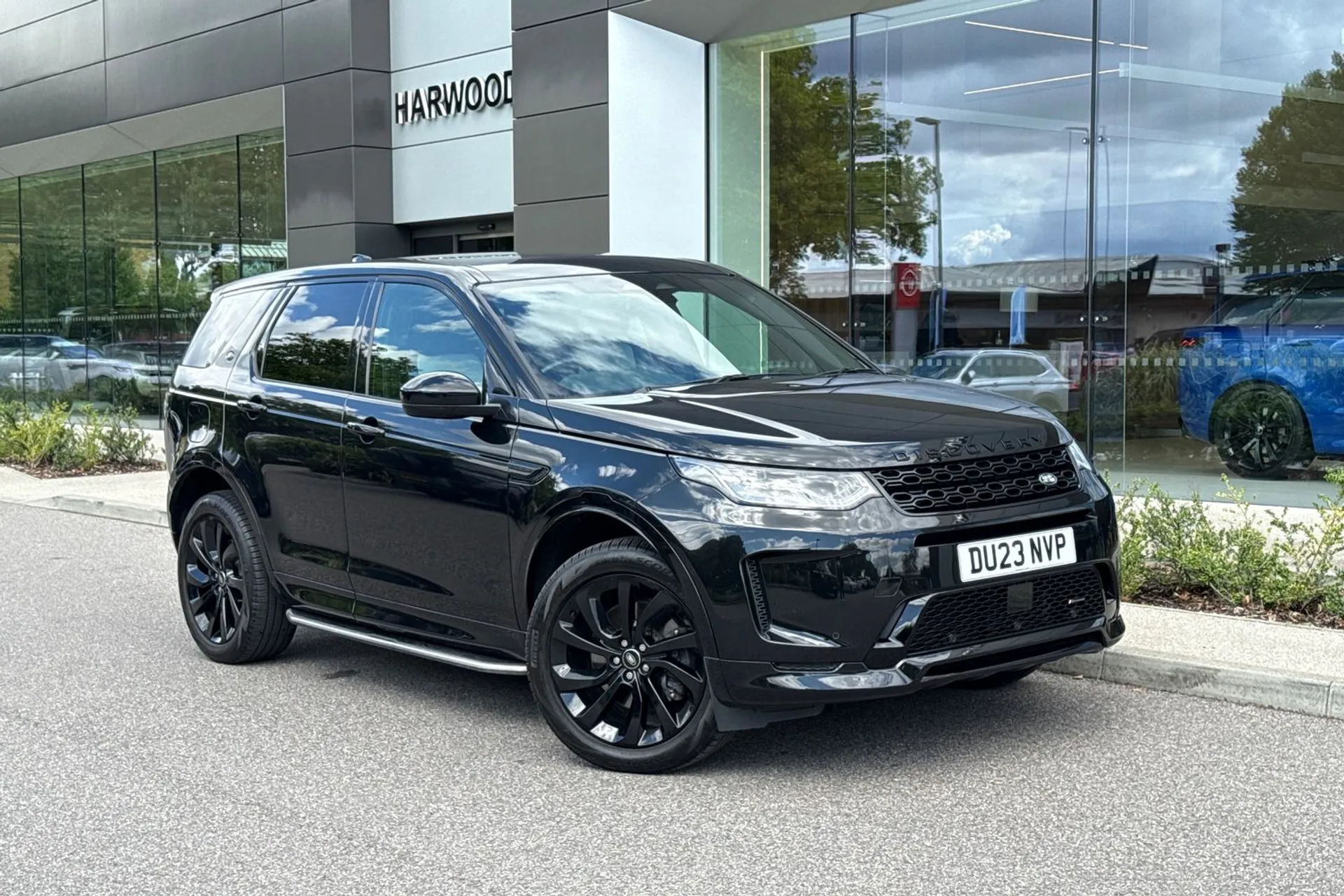 LAND ROVER DISCOVERY SPORT focused image