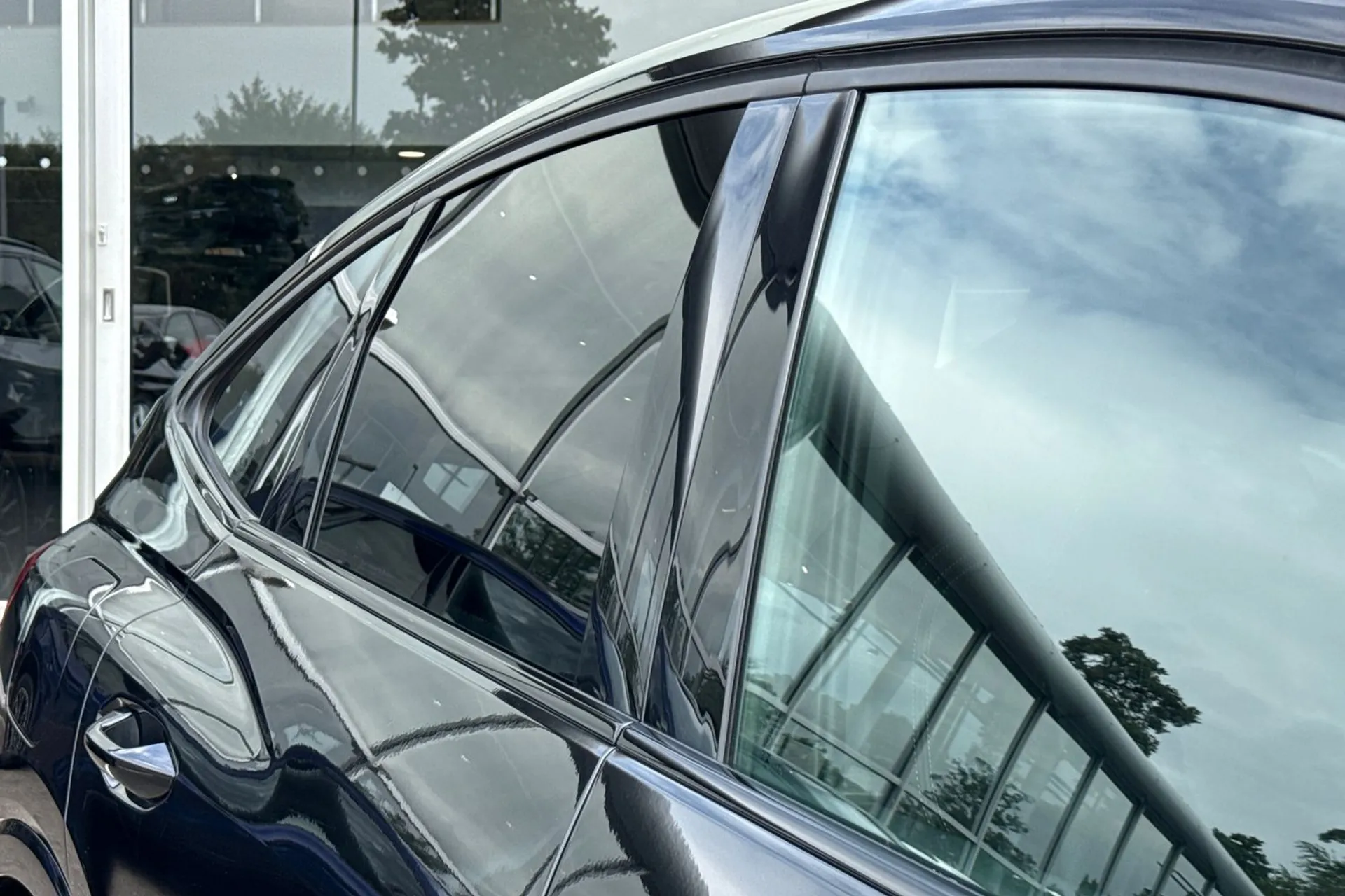 Audi Q4 thumbnail image number 14