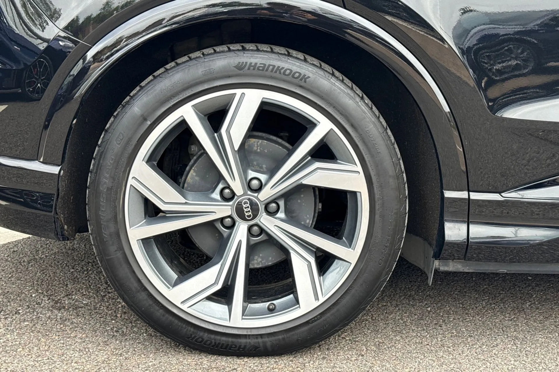 Audi Q4 thumbnail image number 13