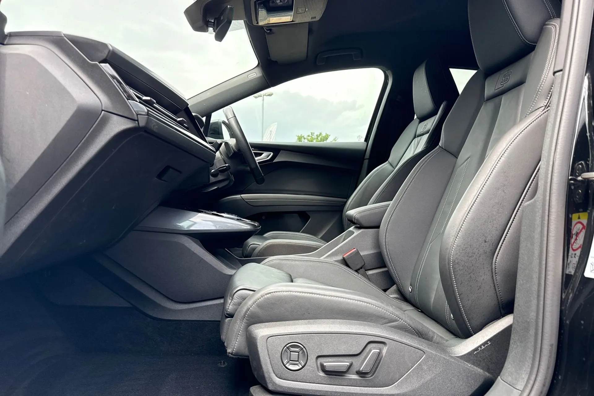 Audi Q4 thumbnail image number 28
