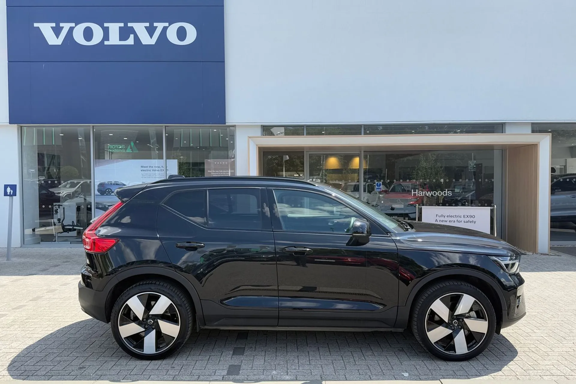 Volvo XC40 thumbnail image number 2