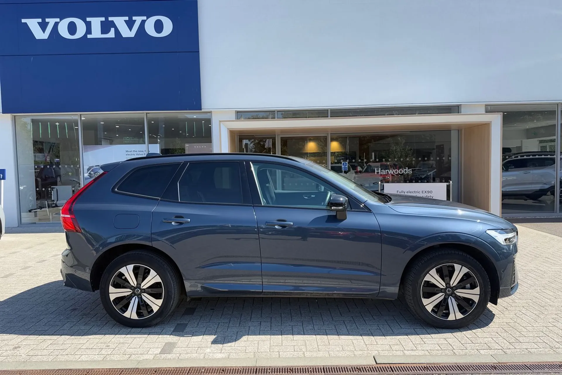 Volvo XC60 thumbnail image number 2