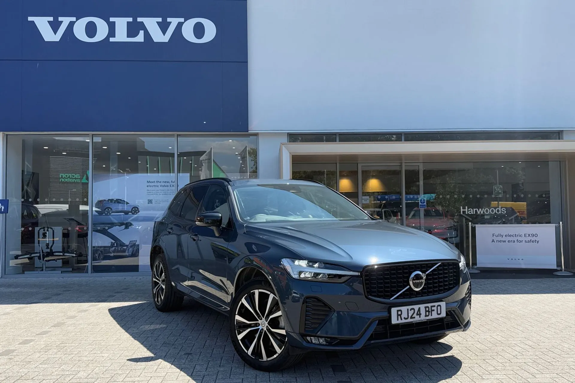 Volvo XC60 focused image