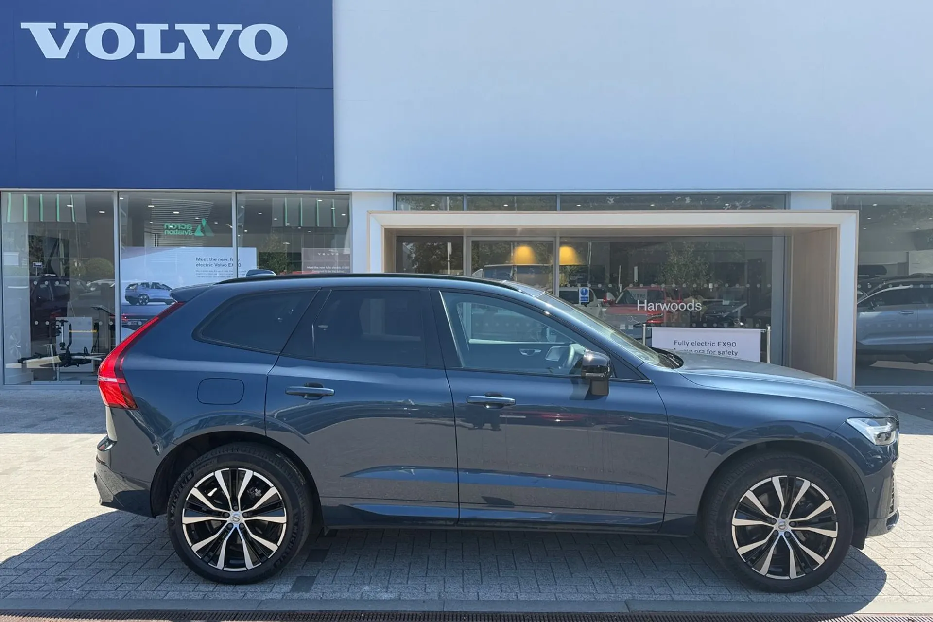Volvo XC60 thumbnail image number 2