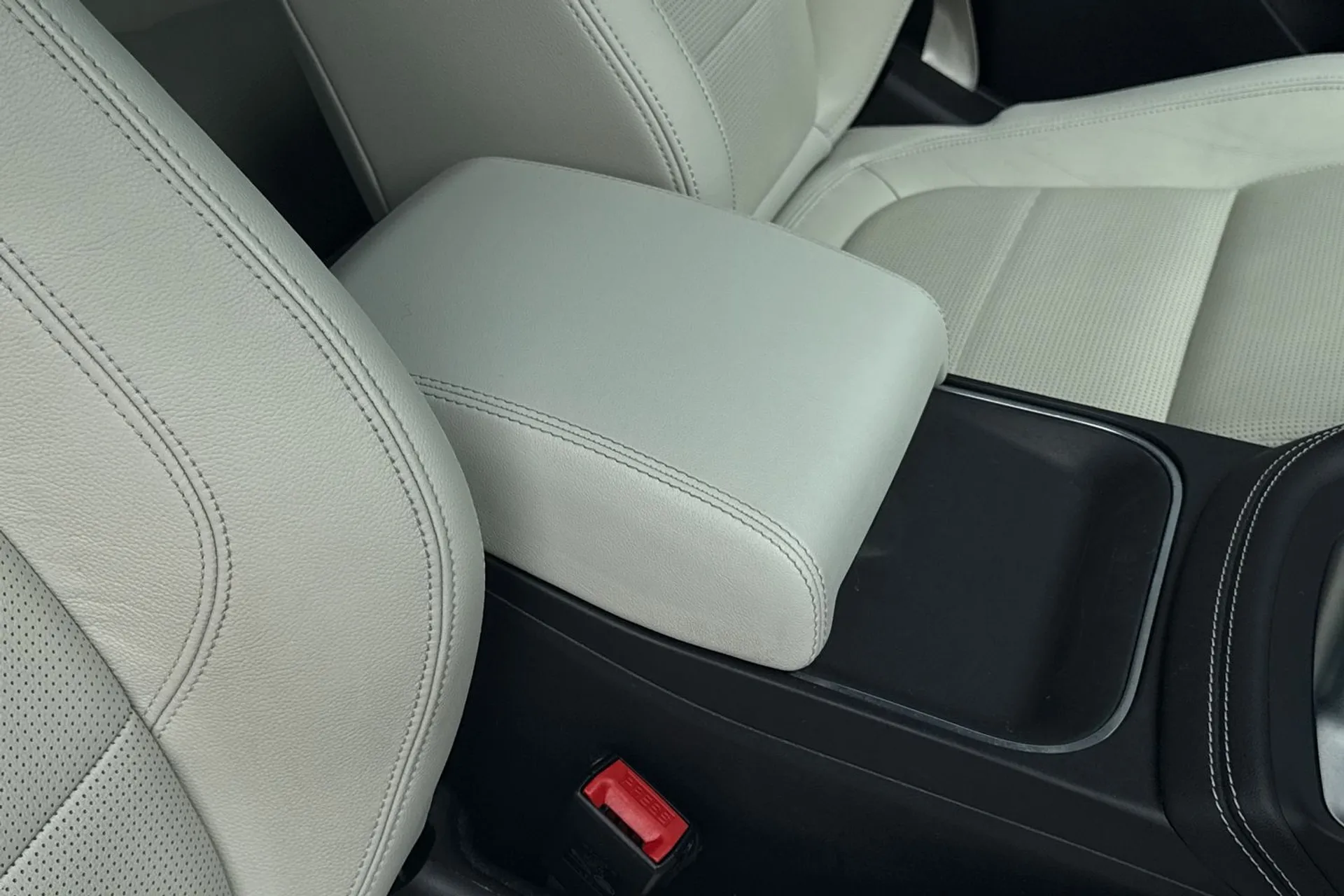 Jaguar E-PACE thumbnail image number 41