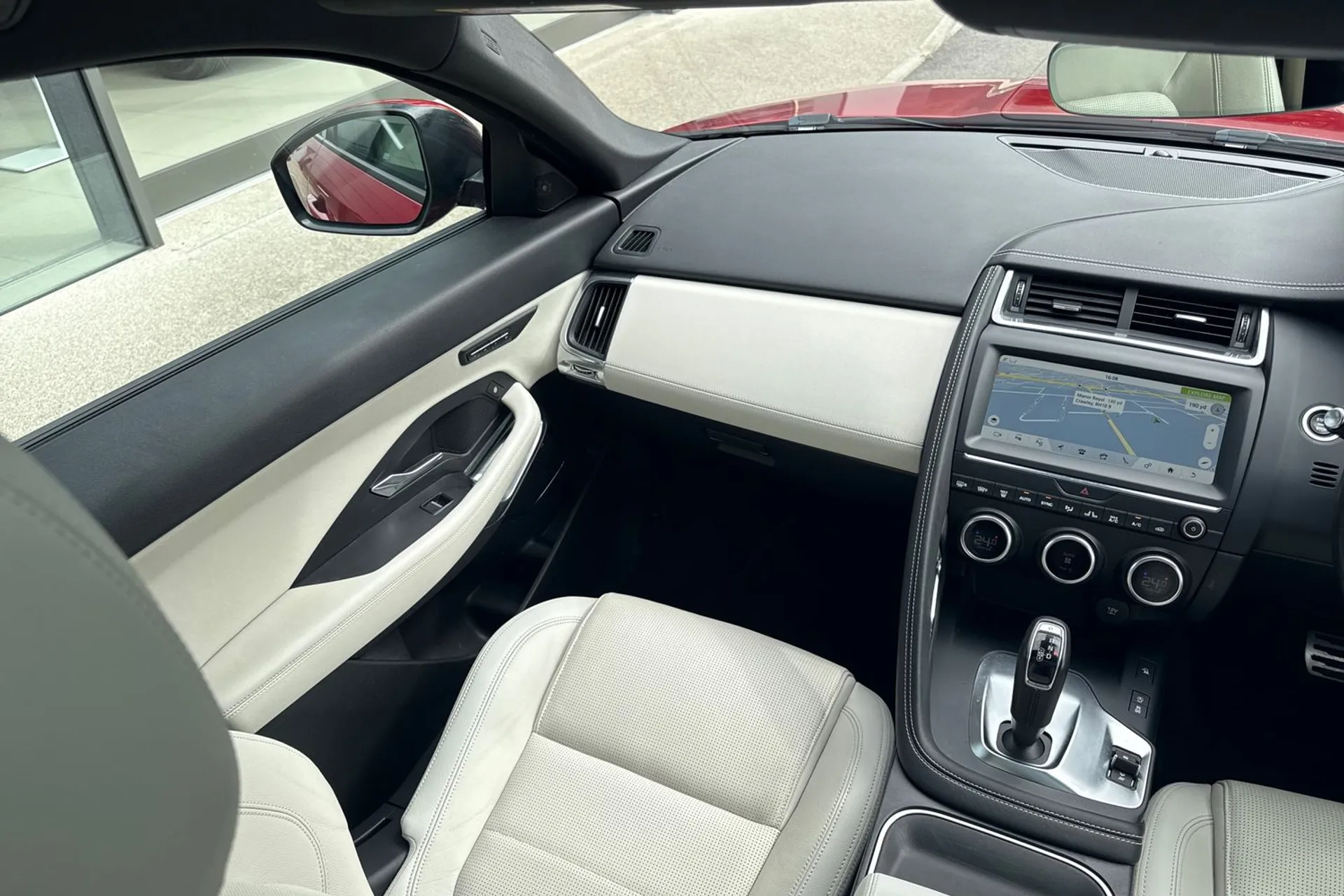 Jaguar E-PACE thumbnail image number 23