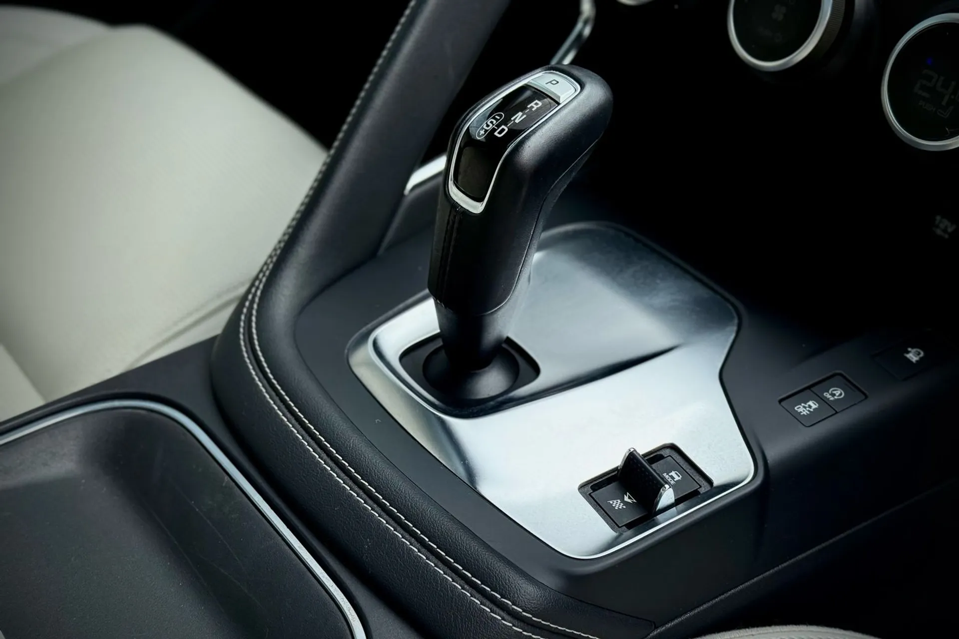 Jaguar E-PACE thumbnail image number 24