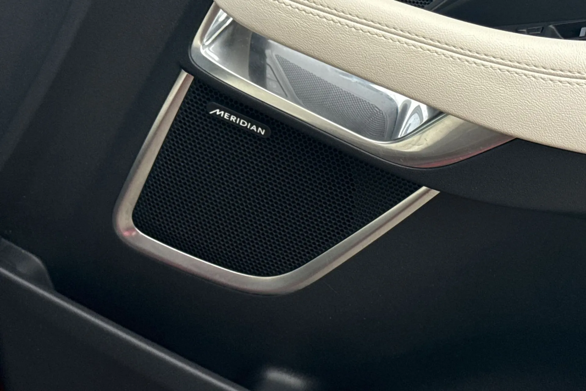 Jaguar E-PACE thumbnail image number 52