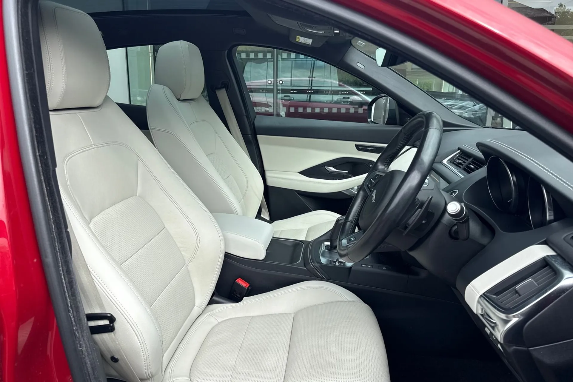 Jaguar E-PACE thumbnail image number 39