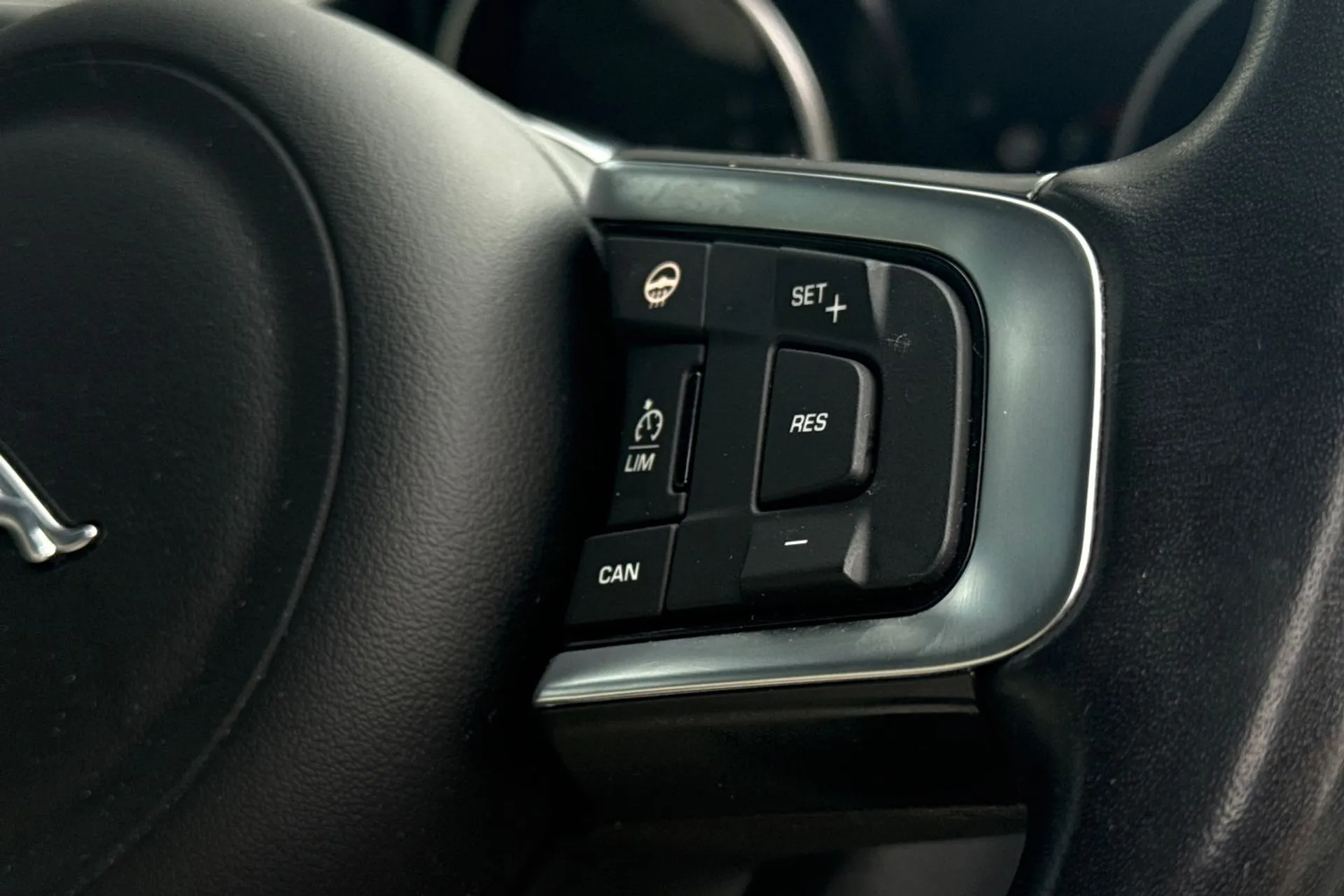 Jaguar E-PACE thumbnail image number 46
