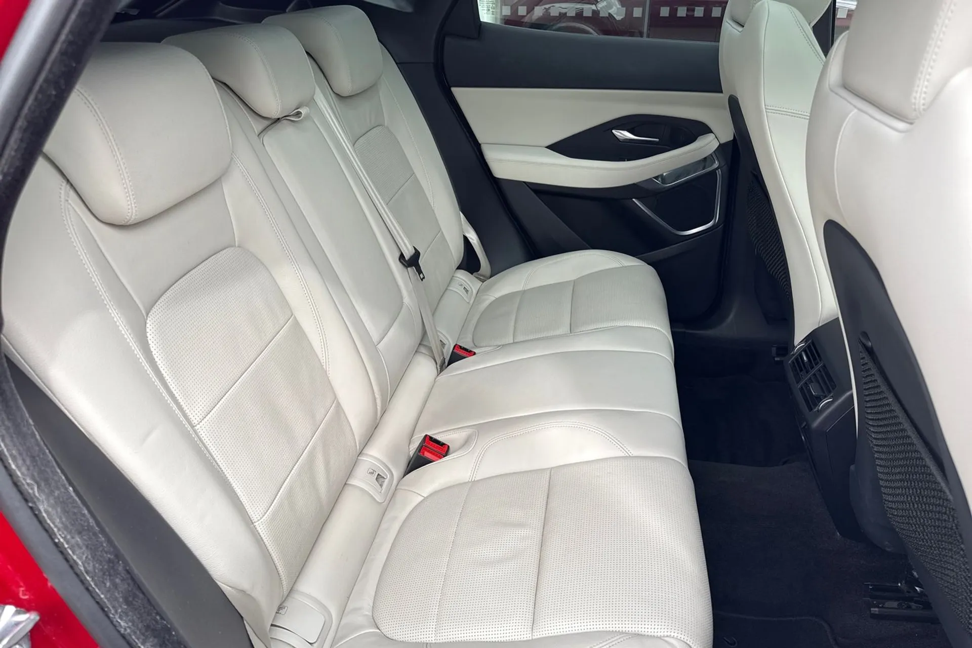 Jaguar E-PACE thumbnail image number 33
