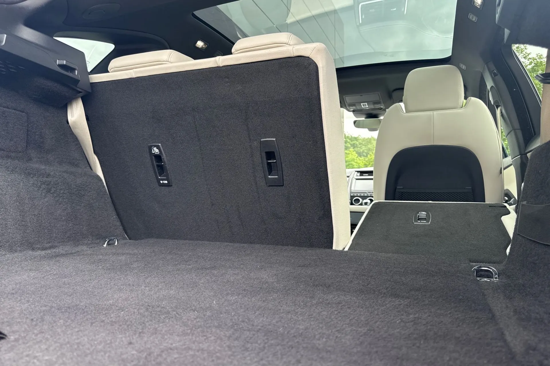 Jaguar E-PACE thumbnail image number 31