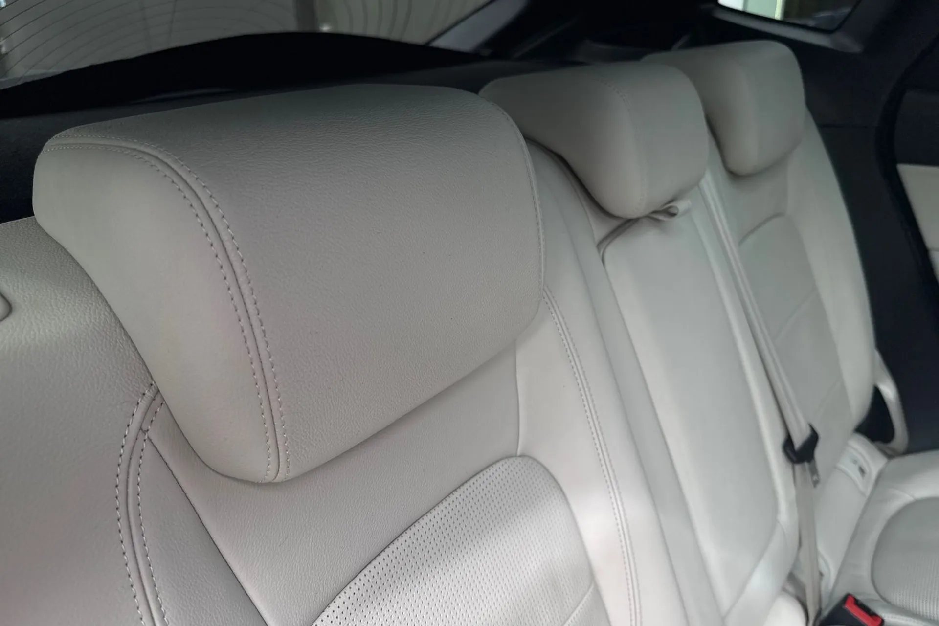 Jaguar E-PACE thumbnail image number 32