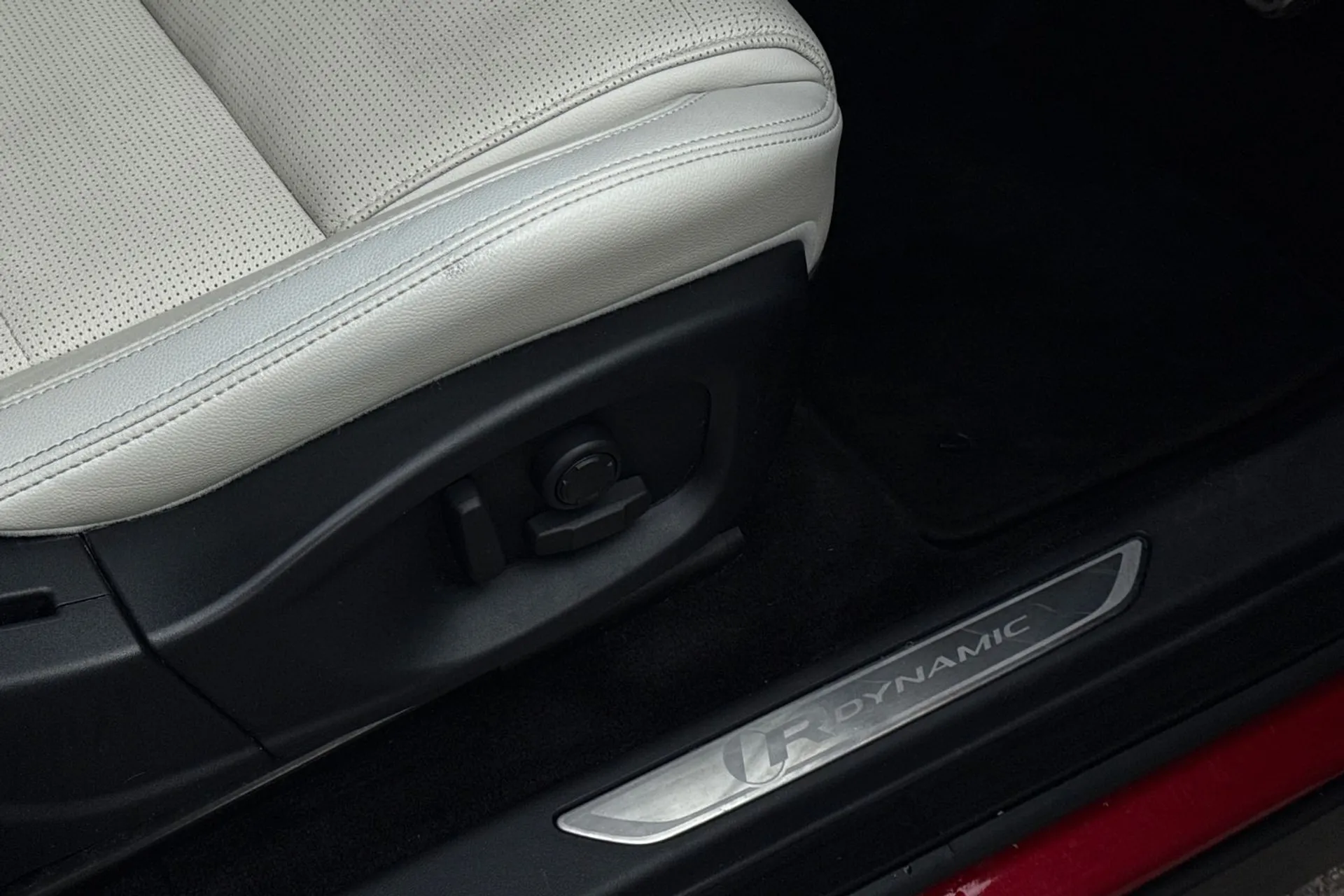 Jaguar E-PACE thumbnail image number 38