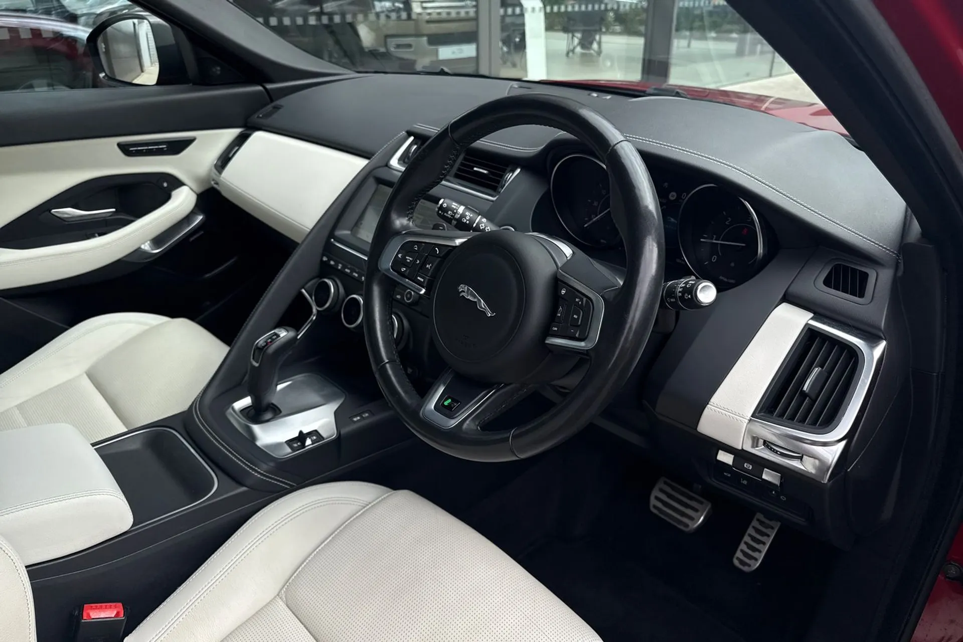 Jaguar E-PACE thumbnail image number 40