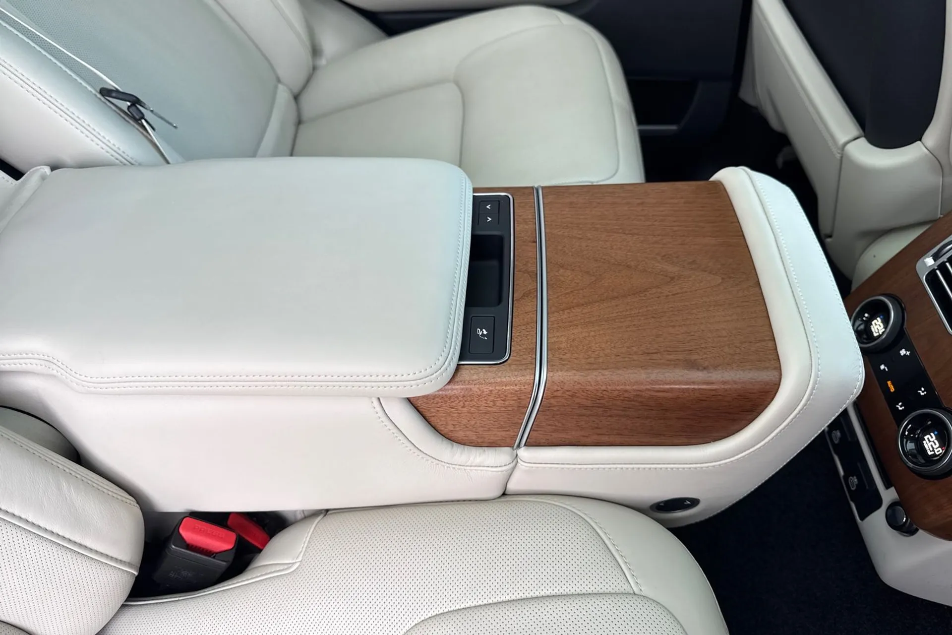 LAND ROVER RANGE ROVER thumbnail image number 38