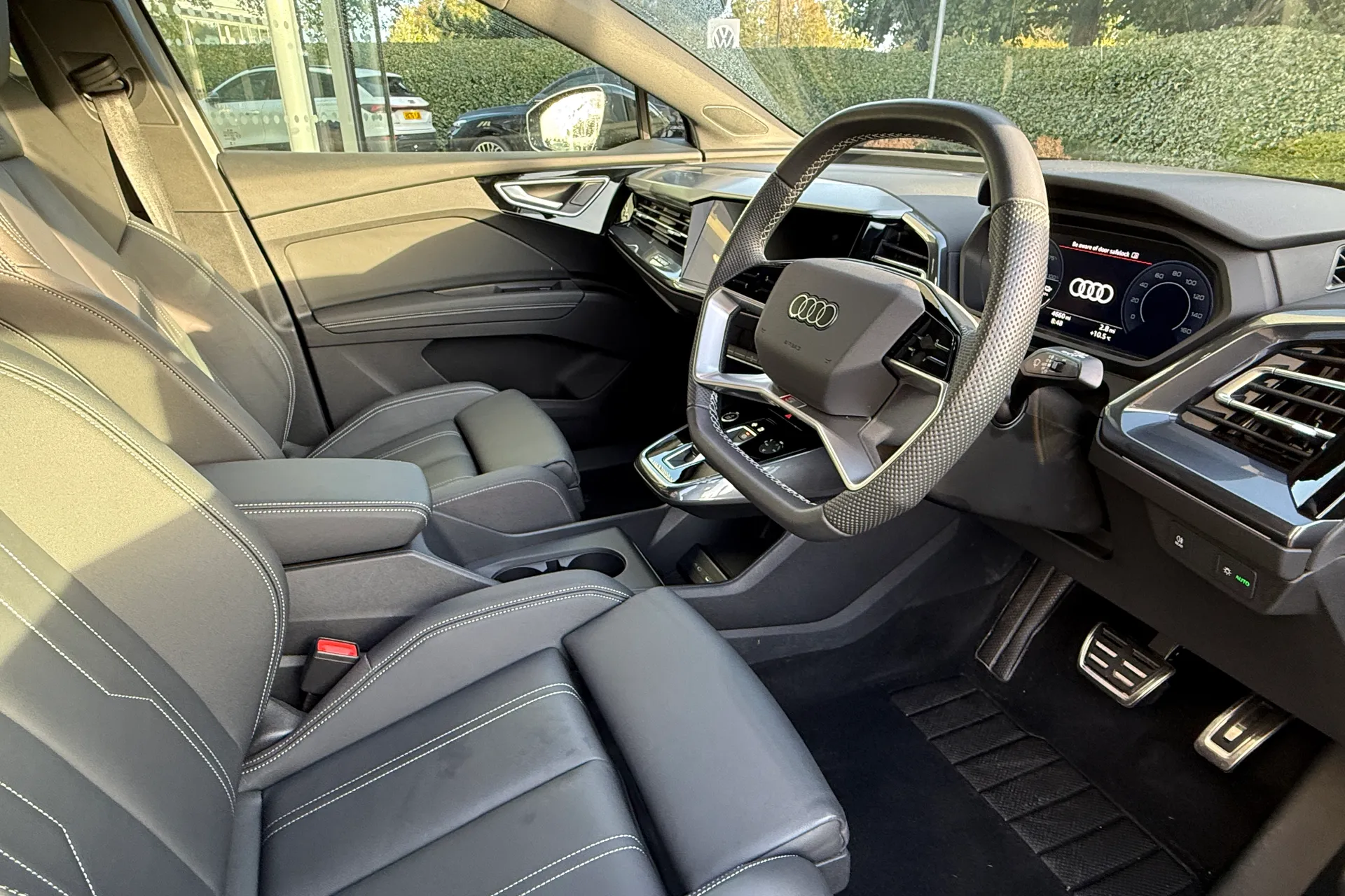 Audi Q4 thumbnail image number 12