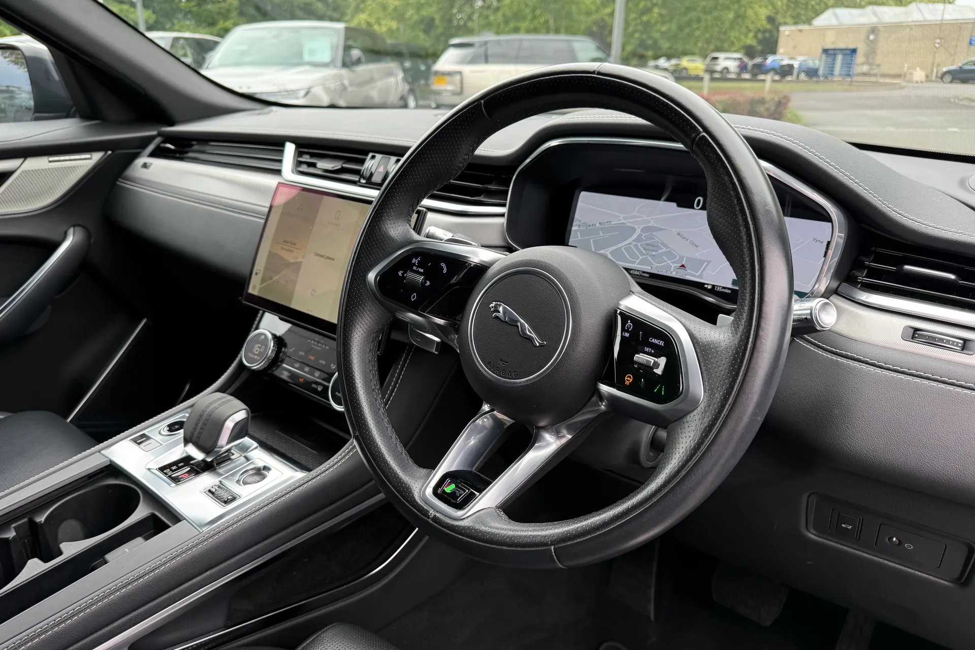 Jaguar F-PACE thumbnail image number 31