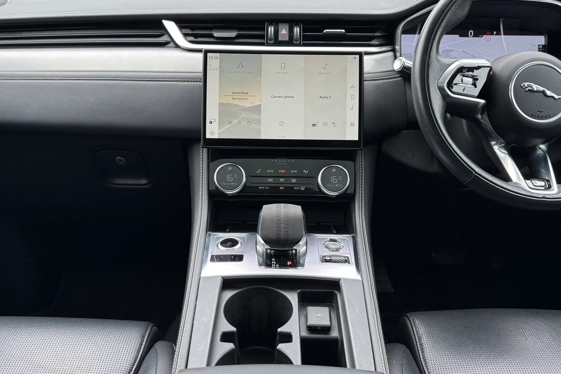 Jaguar F-PACE thumbnail image number 15